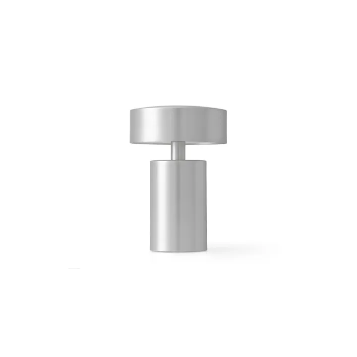 Audo Copenhagen Column Aluminium – transportabel bordlampe — produktfoto