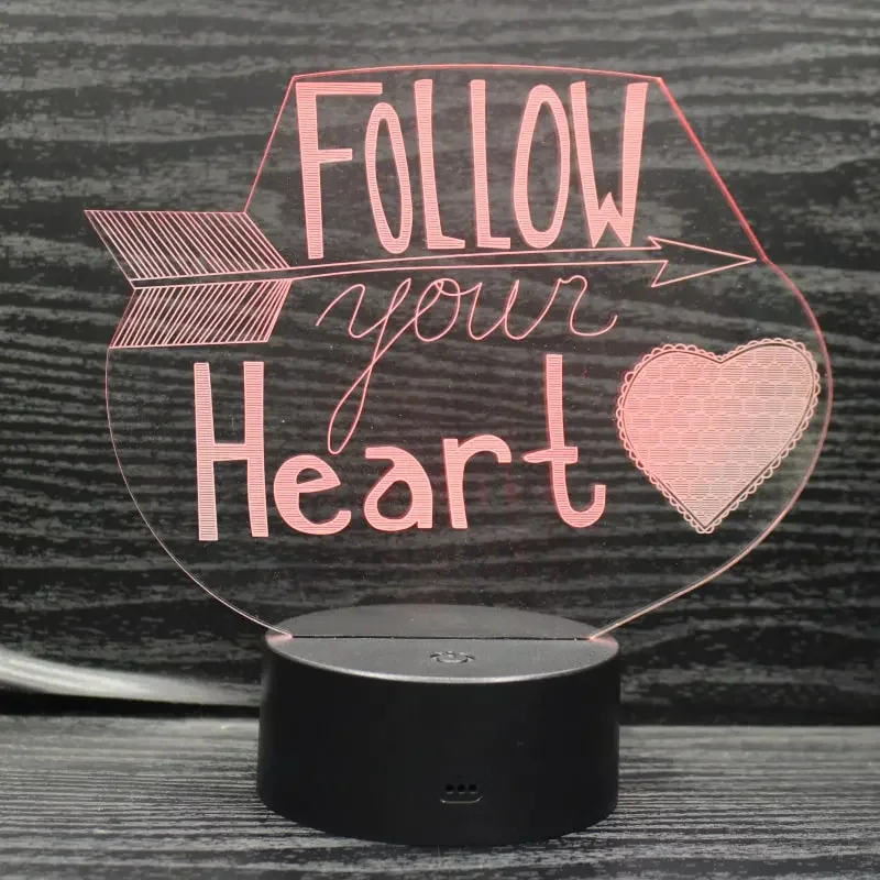 Follow Your Heart 3D lampe. Sød kærligheds natlampe. Farveskift mellem 7 farver. — produktfoto