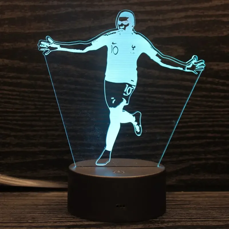Mbappe 3D lampe. Kylian Mbappé jubelscene. Farveskift mellem 7 farver. — produktfoto
