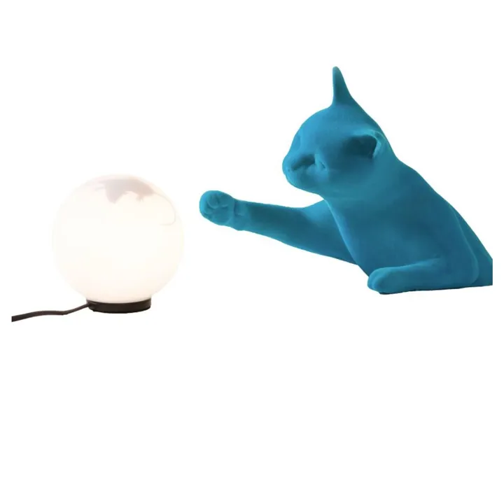 Karman Maoo Light Blue Velvet – bordlampe — produktfoto