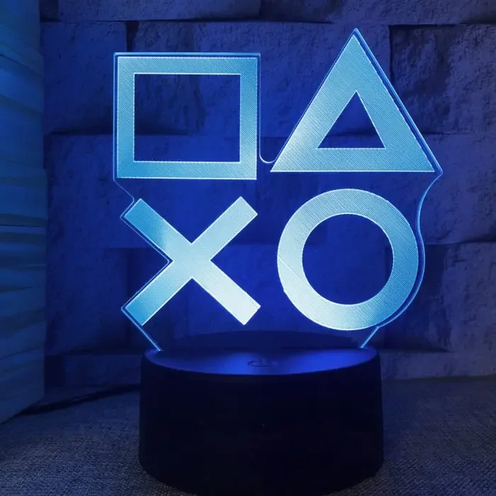 PlayStation 3D lampe. Natlampe med lysende PlayStation taster. Farveskift mellem 7 farver. – dekorationslys — produktfoto