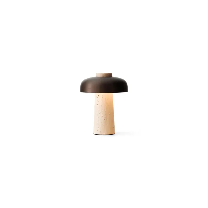 Audo Copenhagen Reverse Sand Travertin/Bruneret Aluminium – transportabel bordlampe — produktfoto