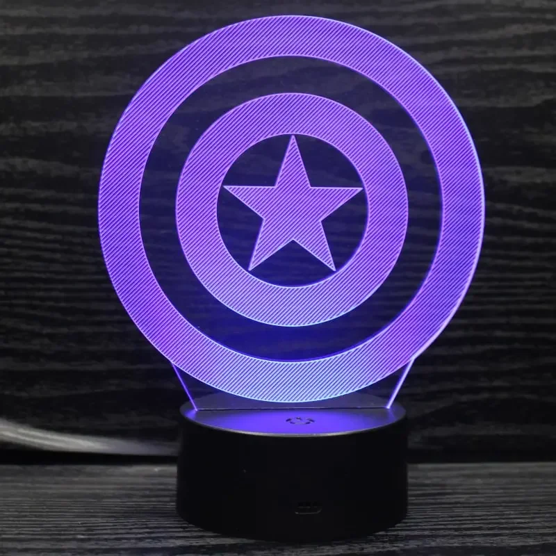Captain America 3D lampe. Natlampe med Captain Americas Skjold. Farveskift mellem 7 farver. — produktfoto