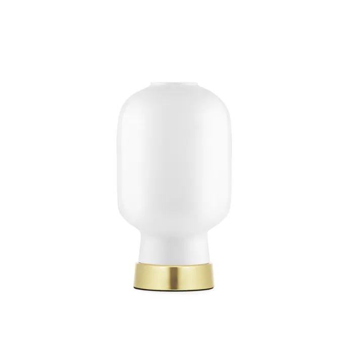 Normann Copenhagen Amp Hvid/Messing – bordlampe — produktfoto