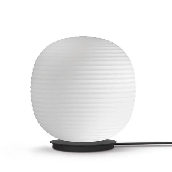 New Works Lantern Globe Hvid Stor – gulvlampe — produktfoto