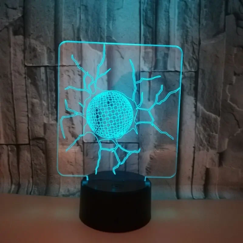 Golf 3D lampe. Golfbold der sidder i krakeleret glas. Farveskift mellem 7 farver. — produktfoto