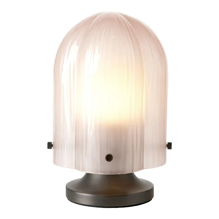GUBI Seine Bruneret Messing/Koral – bordlampe — produktfoto