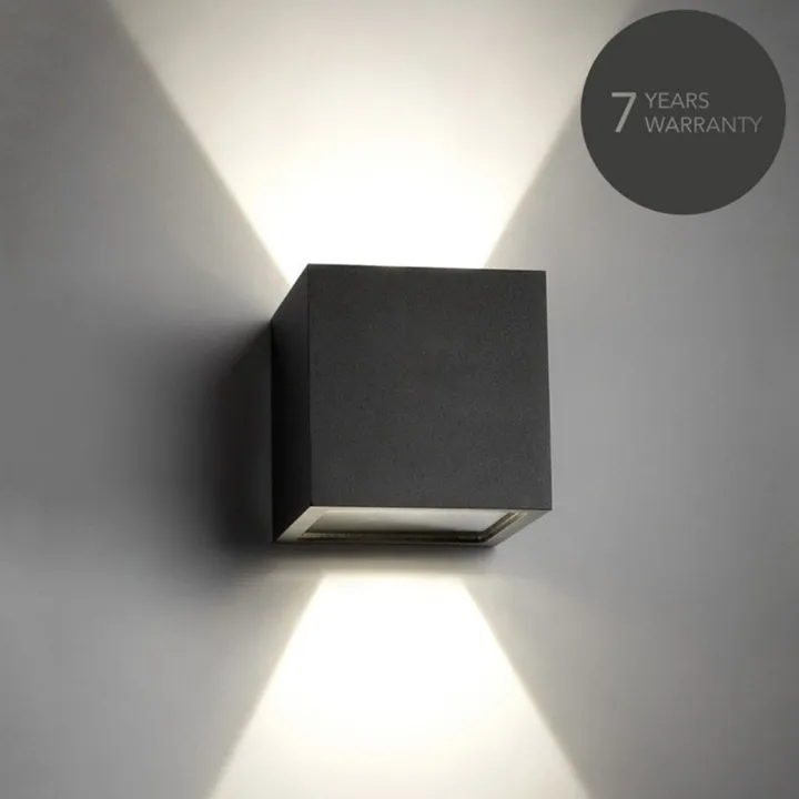 LIGHT-POINT CUBE LED Sort – væglampe — produktfoto