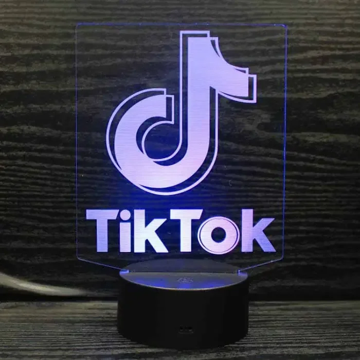 TikTok 3D lampe. Natlampe med et lysende TikTok logo. Farveskift mellem 7 farver. – dekorationslys — produktfoto