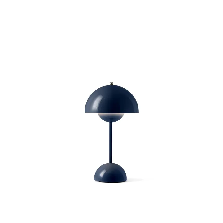 &Tradition Flowerpot VP9 Steel Blue – transportabel bordlampe — produktfoto