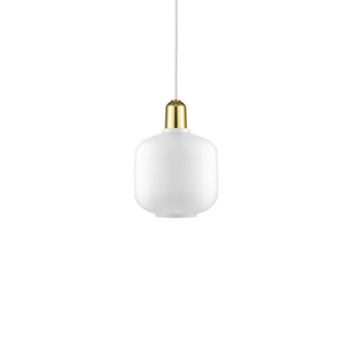 Normann Copenhagen Amp Lille Hvid/Messing – pendel — produktfoto