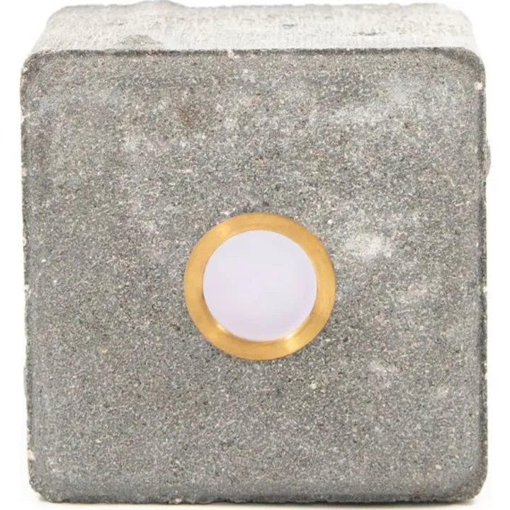 Light By Juul Light By Juhl betonflise med Cosmos messing spot, 10x10x6 cm, grå – udendørslampe — produktfoto