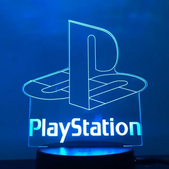 PlayStation 3D lampe. Natlampe med et lysende PlayStation logo. Farveskift mellem 7 farver. – dekorationslys — produktfoto