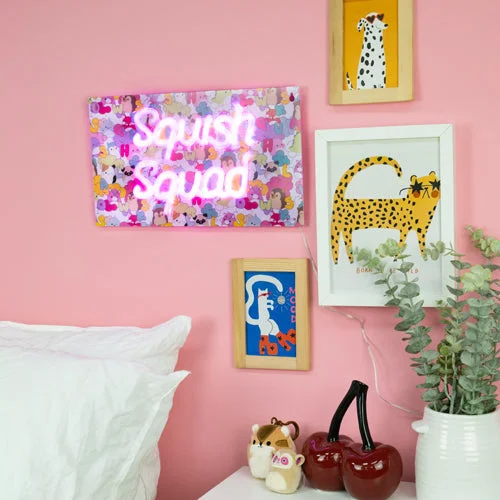 Squishmallows Squish Squad neon- pink – væglampe — produktfoto