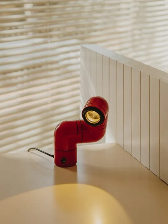 Santa & Cole Tatu , rød – bordlampe — produktfoto
