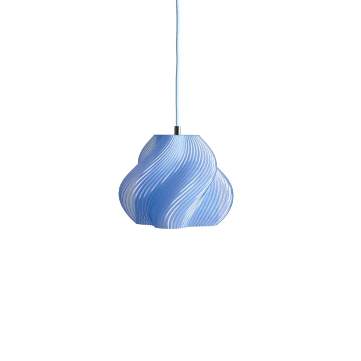 Créme Atelier Crème Atelier Soft Serve 01 Blueberry Sorbet/Messing – pendel — produktfoto