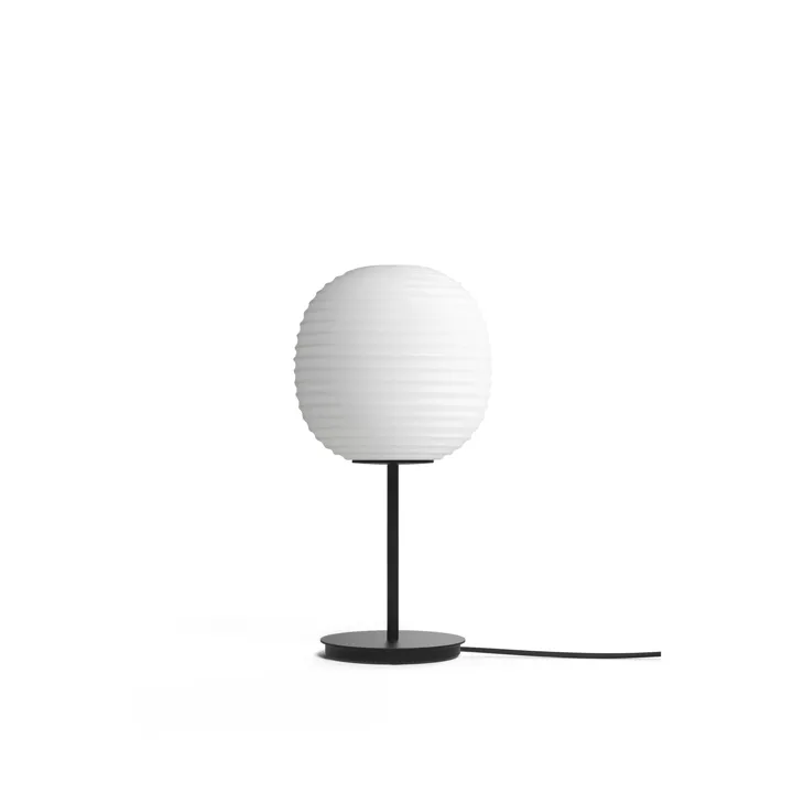 New Works Lantern med Sort Fod & Matteret Hvid Opal Glas Lille – bordlampe — produktfoto