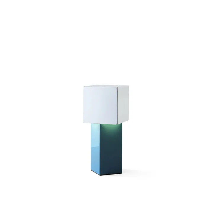 &Tradition Pivot ATD7 Blue Silver – transportabel bordlampe — produktfoto