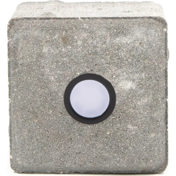 Light By Juul Light By Juhl betonflise med Cosmos sort spot, 10x10x6 cm, grå – udendørslampe — produktfoto