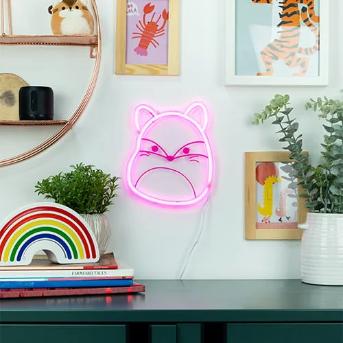 Fizz Creations Squishmallows Fifi neon- pink – væglampe — produktfoto