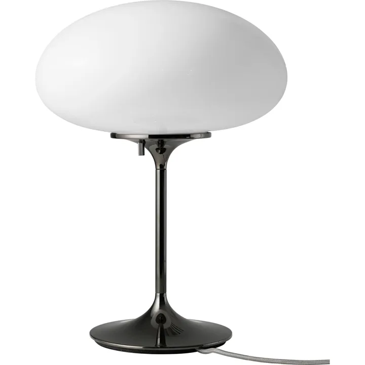 GUBI Stemlite H42 Sort Krom/Opal – bordlampe — produktfoto