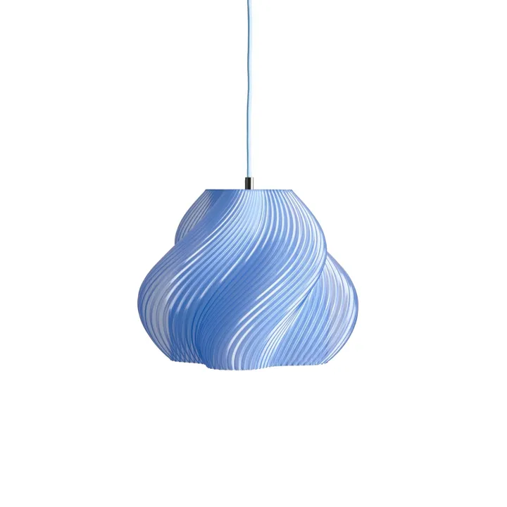 Créme Atelier Crème Atelier Soft Serve 03 Blueberry Sorbet/Messing – pendel — produktfoto