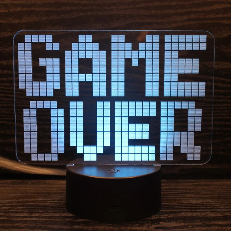 Cool Gaming 3D lampe. Game Over. Farveskift mellem 7 farver. — produktfoto