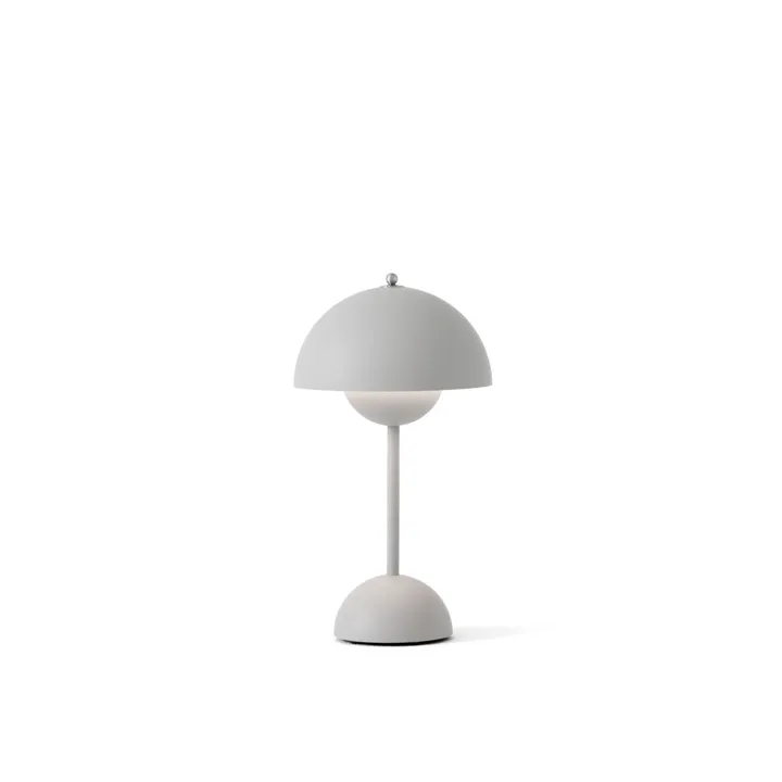 &Tradition Flowerpot VP9 Mat Lys Grå – transportabel bordlampe — produktfoto