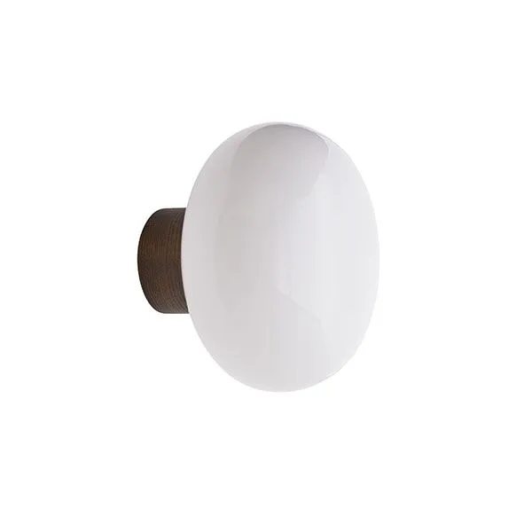 New Works Karl-Johan Ø23 Opal Glas & Røget Eg – væglampe — produktfoto