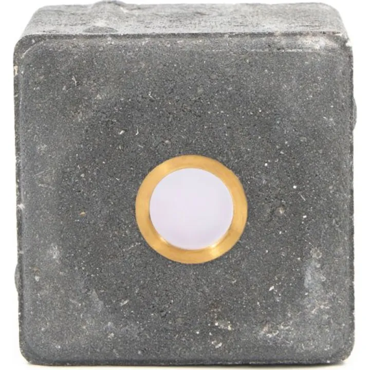 Light By Juul Light By Juhl betonflise med Cosmos messing spot, 10x10x6 cm, antracit – udendørslampe — produktfoto