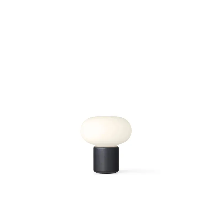 New Works Karl-Johan Cold Black – transportabel bordlampe — produktfoto