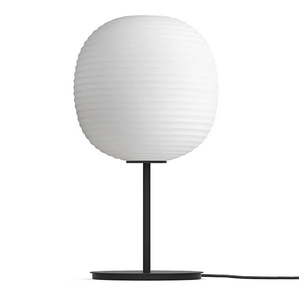 New Works Lantern med Sort Fod & Matteret Hvid Opal Glas Mellem – bordlampe — produktfoto