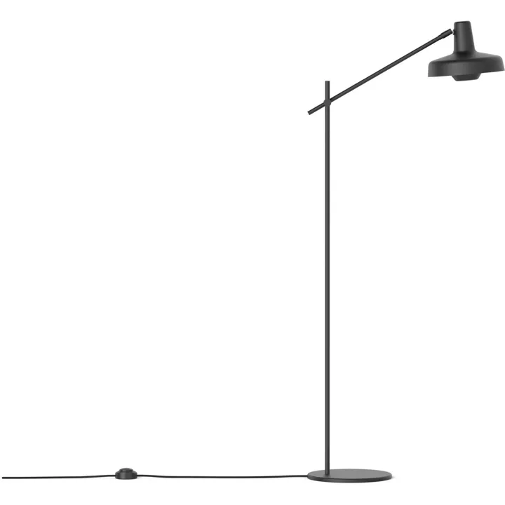 Grupa Arigato Palace Black – gulvlampe — produktfoto