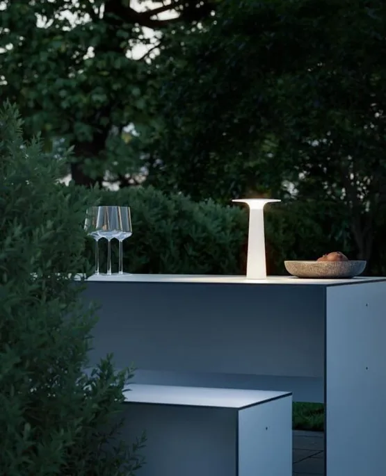 IP44.de Lix batterilampe / , pearl white – transportabel bordlampe — produktfoto