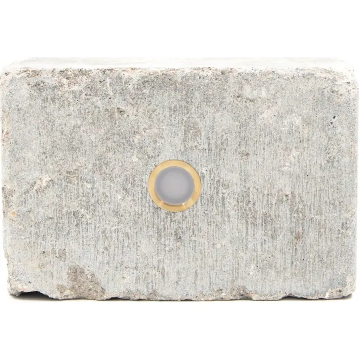 Light By Juul Light By Juhl holmegaardsten kantblok med Cosmos messing spot, 14x21x14 cm, grå – udendørslampe — produktfoto