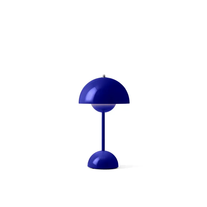 &Tradition Flowerpot VP9 Cobalt Blue – transportabel bordlampe — produktfoto