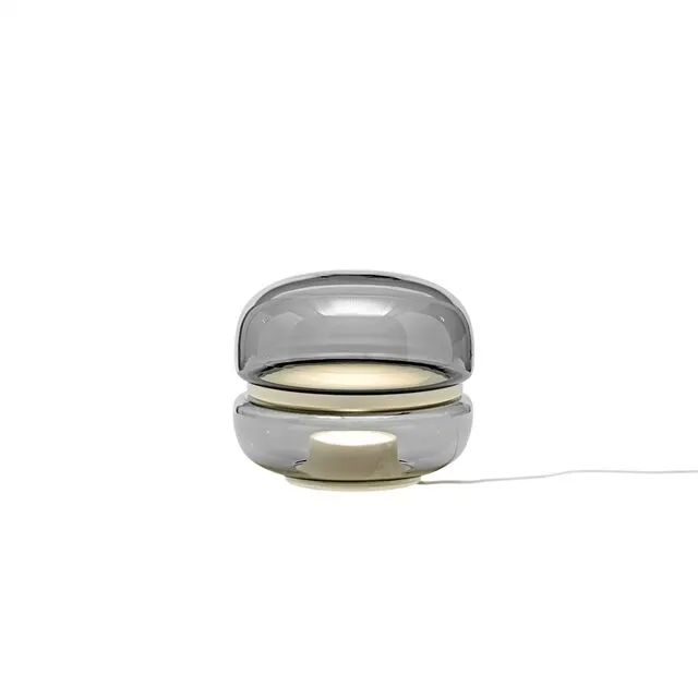 Brokis Macaron Lille Røgfarvet Glas/Hvid Onyx – bordlampe — produktfoto