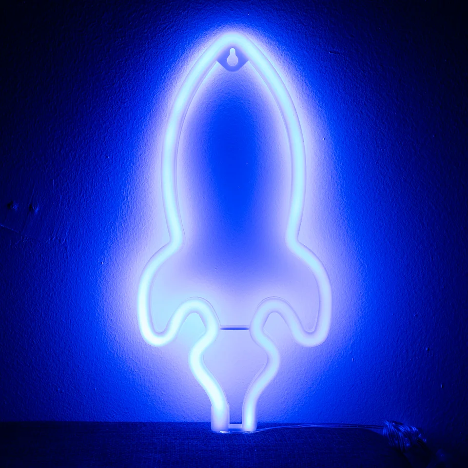 Geekd Rum Raket Neon LED Lampe Blå – dekorationslys — produktfoto