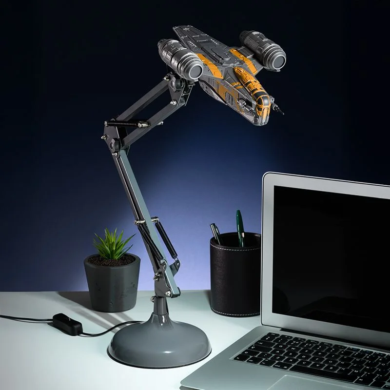The Mandalorian Razor Crest Justerbar Skrivebordslampe — produktfoto